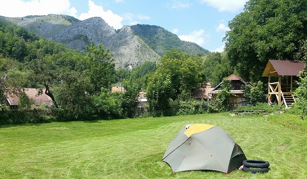 loc de campare cu cortul la o pensiune din satul Runc, judetul Alba