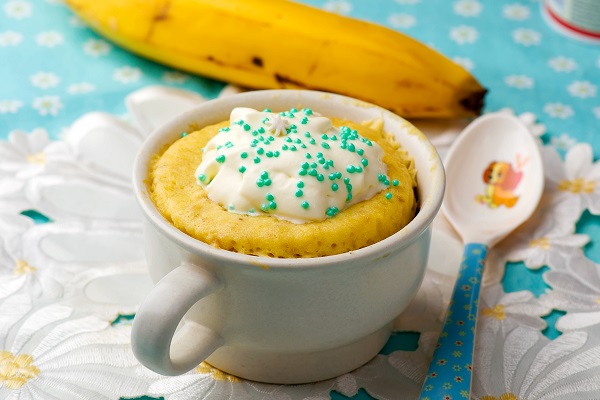 banana si desert in cana pentru copii, decorat cu frisca si cu bombonele glazurate 