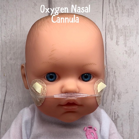 papusa-bebelus cu canula de oxigen nazala