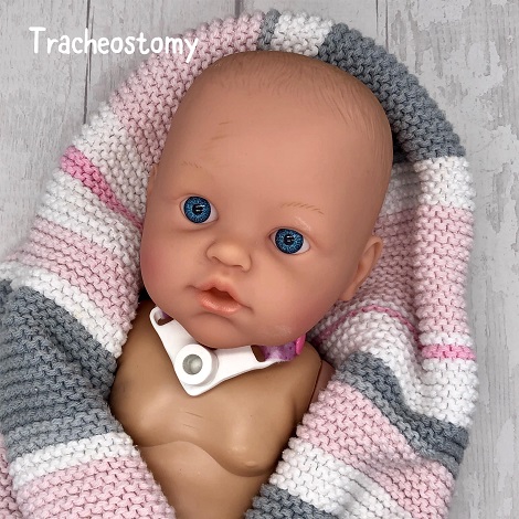 papusa-bebelus cu traheostomie