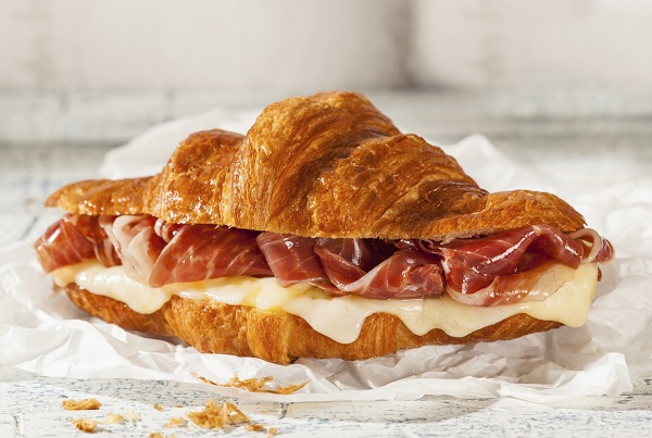 croissant taiat pe jumatate cu jamon si cu felii de branza topita