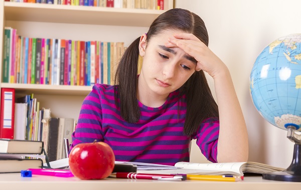 adolescenta cu codite coplesita de teme