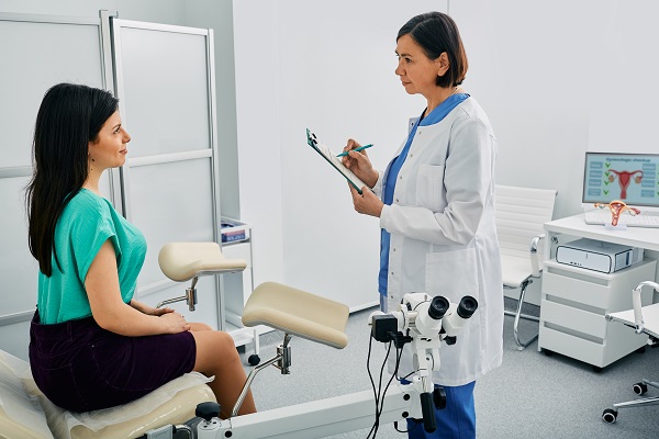 femeie tanara la o consultatie la ginecolog