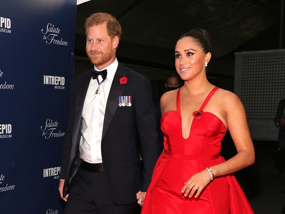 Meghan Markle in rochie rosie alaturi de Printul Harry la un eveniment