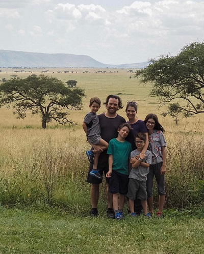 parinti alaturi de cei patru copii ai lor in savana africana