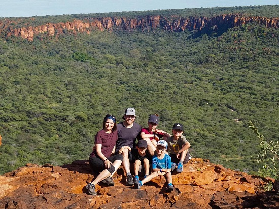 Edit Lemay, Sebastien Pelletier si cei patru copii ai lor fericiti in timp ce s-au catarat pe o stanca in Africa