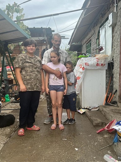 Nicolae Paun alaturi de cei trei copii ai sai la casa lor din comuna Brazi