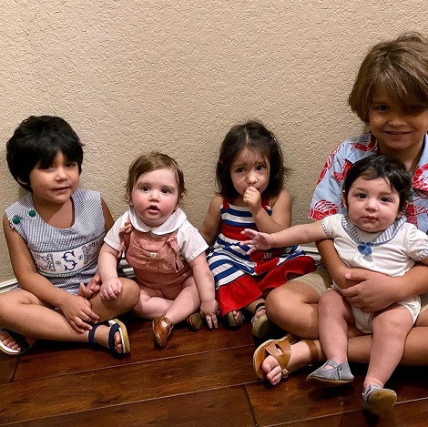 cinci dintre cei sase copii adoptati de o mama singura