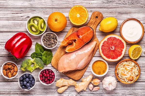 diverse alimente sanatoase: piept de pui, somon, citrice, kiwi, fructe de padure,broccoli, usturoi, spanac, ghimbir, iaurt, seminte, pulbe de turmeric