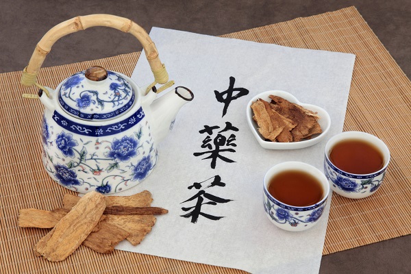 ceainic chinezesc, radacina de astragalus, ceai de astragalus si scris chinezesc pe o coala alba