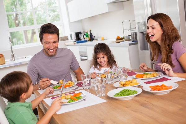 familie binedispusa in timp ce ia masa