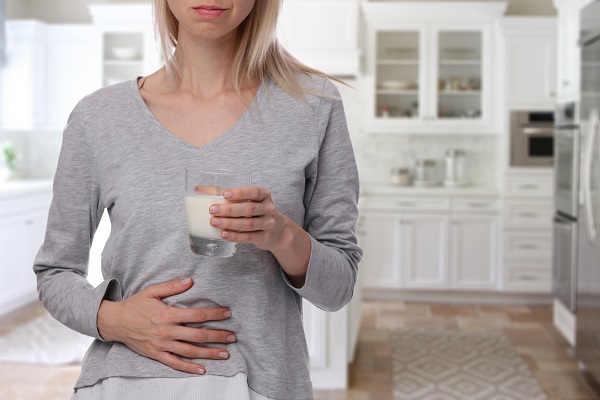 femeie care se confrunta cu disconfort digestiv dupa consumul de lapte