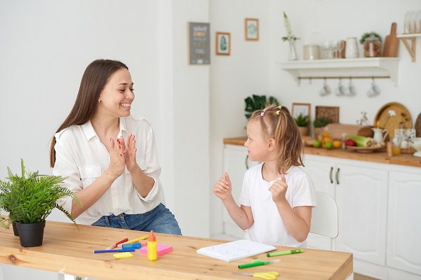 mama care isi aplauda fetita pentru reusitele sale