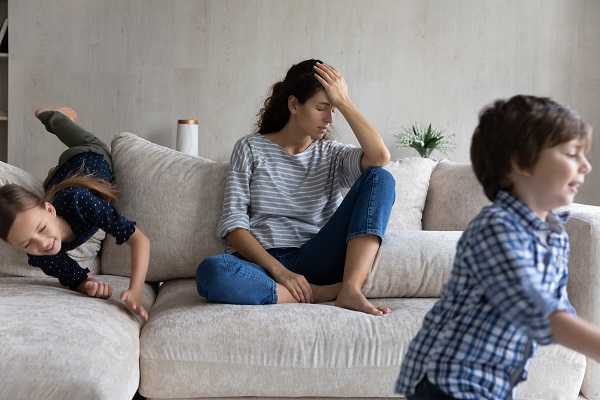 mama care sta pe canapea, nu se simte bine si nu mai suporta copiii zgomotosi