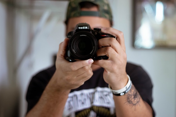 barbat care face poze cu un aparat de fotografiat