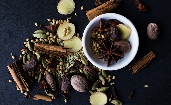 cardamom, ghimbir, scortisoara, cuisoare, anason stelat