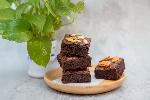 prajituri brownies pe o farfurie de lemn