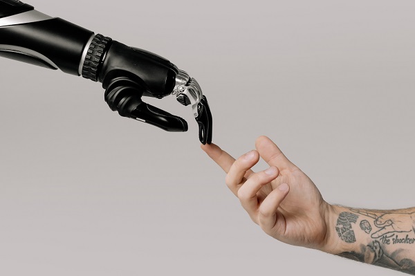 brat bionic de culoare neagra incercand sa apuce degetele unei persoane