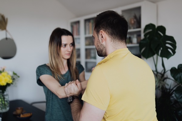 barbat si femeie care au o confruntare fizica acasa