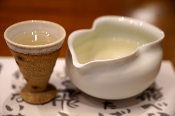 sake pus in recipiente traditionale japoneze