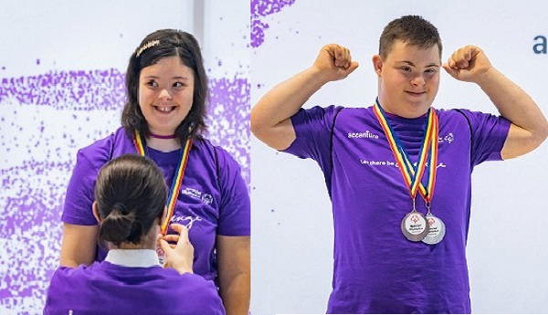 adolescenti cu sindrom Down medaliati la o competitie de inot