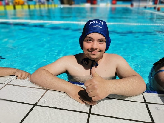Andrei Palimariu, adolescentul cu sindrom Down medaliat la o competitie de natatie din Malta