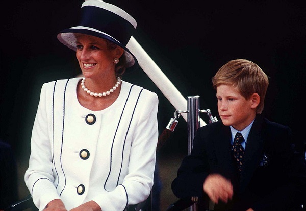 Printul Harry alaturi de mama sa, in copilarie