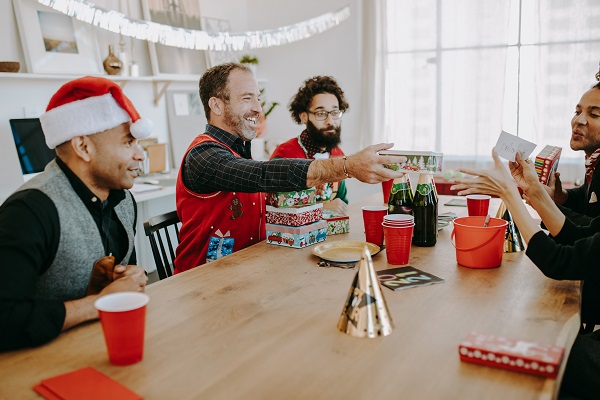 grup de prieteni care se distreaza cu „Secret Santa”