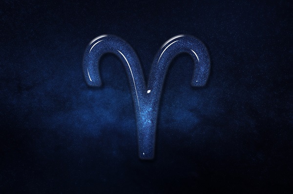 reprezentare a simbolului zodiei Berbec in nuante de albastru inchis