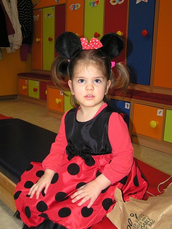 fetita cu urechi si cu rochita cu buline de Minnie Mouse