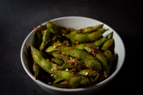 edamame condimentate intr-un castron alb