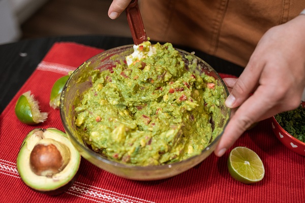 femeie care prepara guacamole intr-un castron