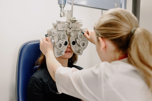 femeie aflata la un consult oftalmologic la o doctorita
