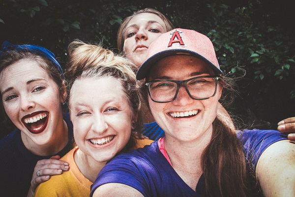 grup de femei vesele care isi fac selfie