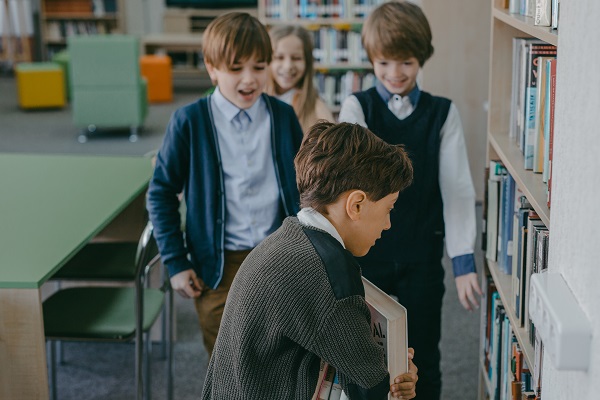 baietel supus bullying-ului in biblioteca