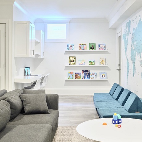 camera de copil cu canapea gri, albastra, cu mobilier alb
