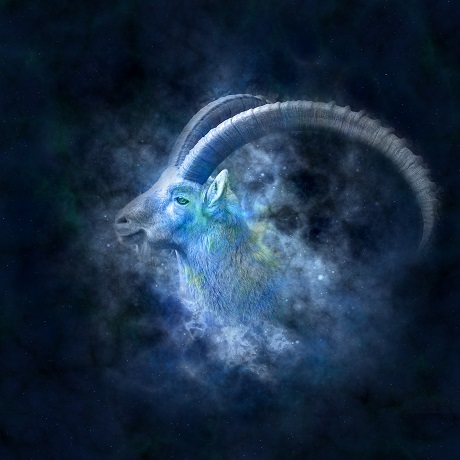 reprezentare a zodiei Capricorn pe fundal in nuante de albastru inchis