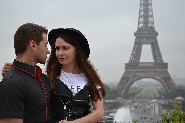 moment romantic al unui cuplu in preajma Tour Eiffel