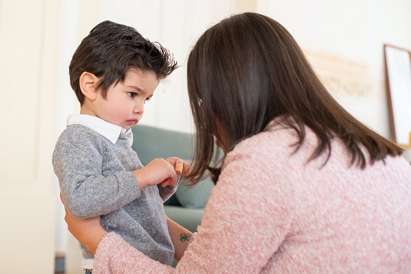 mama care incearca sa stea de vorba cu baietelul ei