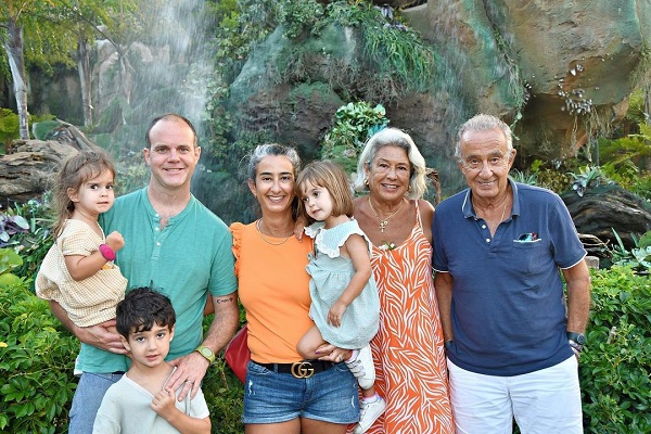 mama, tata, bunicii si cei trei copii in vizita la Disney World
