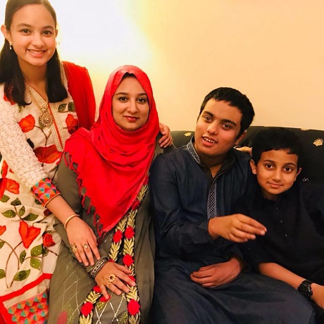 mama de origine musulmana fericita alaturi de cei trei copii ai ei