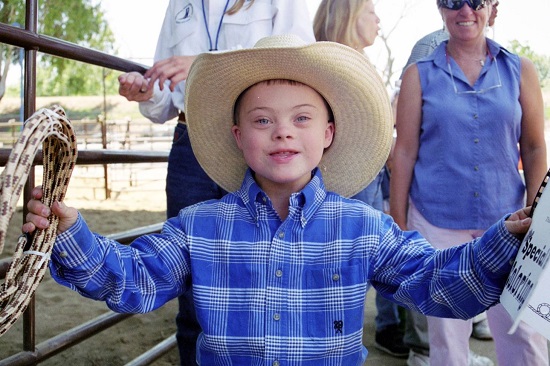 baietel cu sindrom Down si cu palarie de cowboy