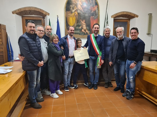 Sebastiano Guazzeroni, baietelul care si-a salvat tatal, premiat in cadrul unei ceremonii gazduite de primaria din Paciano