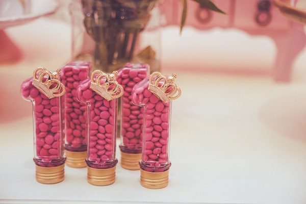sticlute in forma de cifra 1 cu bombonele roz si cu coronita aurie