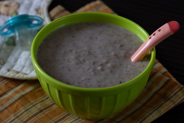 preparat pentru bebelusi, piure sau terci intr-un castron verde