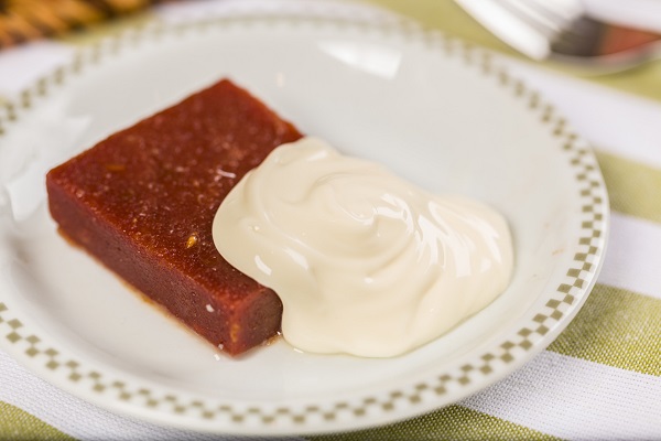 preparat cu pasta de guava si cu crema de branza dulce si smantana