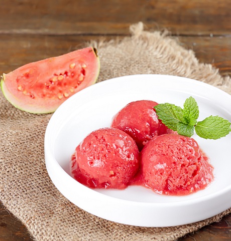 guava proaspata si castronel cu sorbet de guava decorat cu frunze de menta