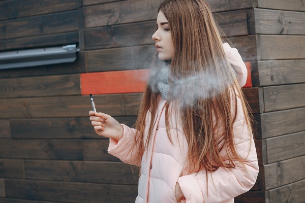 adolescenta in canadiana roz fumand tigara electronica