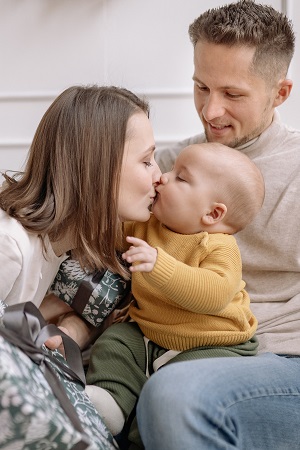 mama care isi pupa bebelusul pe gurita