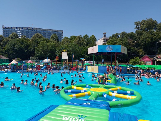 hotel si piscina cu numerosi turisti